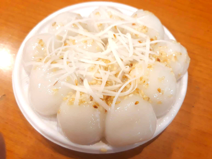 Đĩ bánh sau khi đã thành phẩm được nhiều người mang về thắp hương.