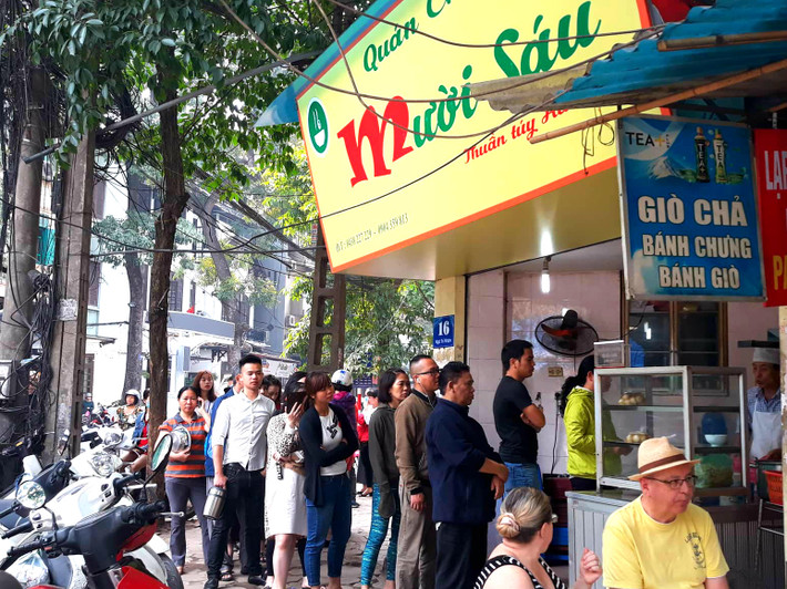 Khách ghé quán chủ yếu mua mang về. Bánh được đóng trong hộp nhựa cẩn thận, dừa sợi và nước cốt dừa sẽ được để riêng vào một túi nhỏ, đảm bảo khi ăn bánh sẽ không bị chua.