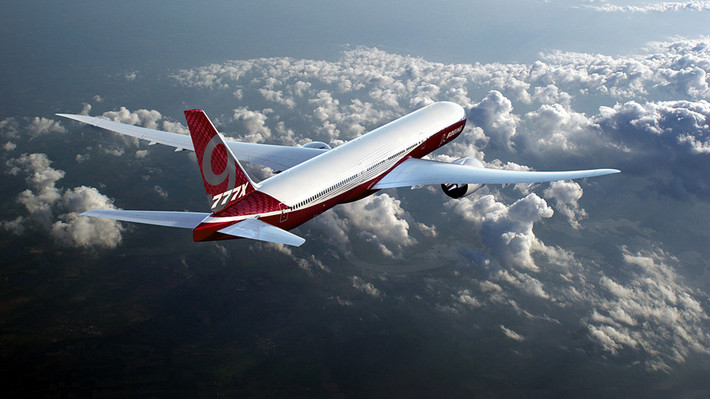 Boeing 777x: 777x là dòng máy bay thân rộng mới từ Boeing. Phần đầu cánh của 777x có thể gập lại. Động cơ của nó giúp nhiên liệu tiêu thụ giảm 12% và khi chi phí vận hành thấp hơn 10% so với đối thủ Airbus A350-1000. Hành khách được tận hưởng tiện nghi như dòng Dreamliner với cửa sổ lớn và đèn trần LED giúp thư giãn khi bay. Emirates là hãng đầu tiên sử dụng dòng này vào năm 2020.