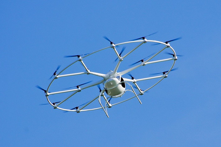 Volocopter 2X: Là mẫu máy bay lên thẳng vận chuyển hành khách đầu tiên trên thế giới. Volocopter cho phép phi công điều khiển tay hoặc tự động. Nó được trang bị 18 động cơ cùng hàng trăm vi xử lí nhằm tăng độ an toàn khi gặp nhiều sự cố cùng lúc. Vào cuối năm ngoái, Volocopter 2X đã bay thử nghiệm ở Dubai như một chiếc taxi hàng không. Dự kiến nó sẽ được thương mại hóa vào năm 2020.