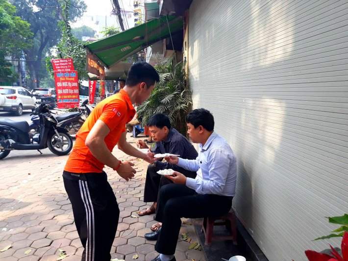 Nhiều vị khách còn ngồi ăn ngay tại quán.