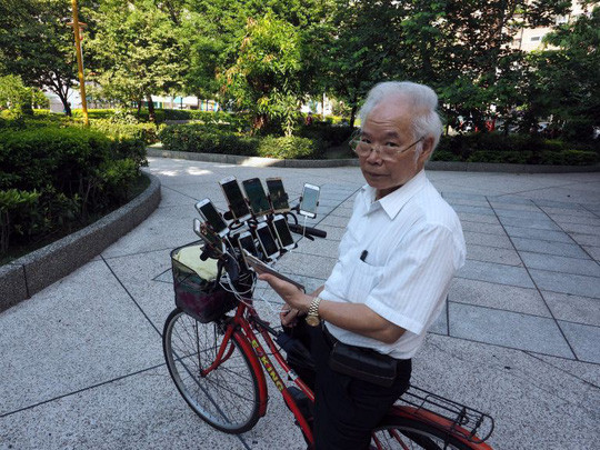 Ông Chen đến với trò chơi Pokemon Go vào năm 2016 sau khi được cháu trai dạy cách chơi. Hiện tại, tài khoản của ông đã đạt cấp độ 30 và không có dấu hiệu sẽ dừng lại.