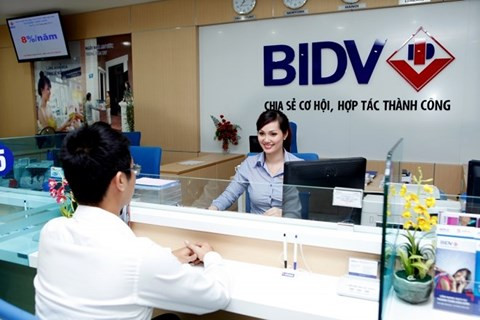5. BIDV Lũy kế cả năm 2017, lợi nhuận trước thuế của BIDV đạt khoảng 8.800 tỷ đồng, tăng 14% so với năm trước và đây được xem là mức lãi cao nhất từ trước đến nay của BIDV. Theo đó, lương nhân viên ngân hàng tăng từ hơn 21 triệu đồng lên 24 triệu đồng/tháng. Ảnh: Infornet.
