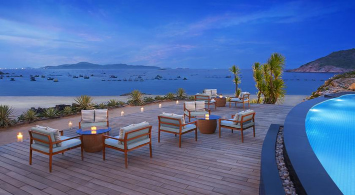 Quán cafe có không gian khá đặc biệt, vừa có không gian nhà kính để ngắm nhìn xung quanh mà không bị ánh nắng trực tiếp chiếu vào, lại có khu cafe sân vườn cho các bạn có thể lựa chọn tùy theo ý thích của mình. Ảnh: dotienich.vn