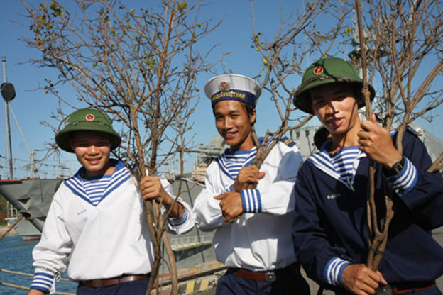 Tương tự, lực lượng quân đội hay các chiến sĩ hải đảo, biên giới xa xôi... cũng là những người thường xuyên đón tết xa gia đình. Họ ở bên cạnh đồng đội của mình, vừa đón Tết vừa sẵn sàng làm nhiệm vụ. Ảnh: Tuổi Trẻ Thủ Đô.