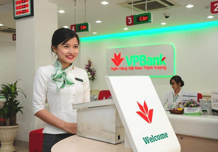 4. VPBank Theo số liệu cung cấp trong BCTC riêng lẻ của VPBank, trong quý I/2017 ngân hàng chi lương và phụ cấp là gần 700 tỷ đồng, tính ra trung bình lương cả sếp và nhân viên ngân hàng mỗi tháng đã nhận 25,3 triệu đồng/người, tăng gần gấp đôi cùng kỳ (13,8 triệu đồng).