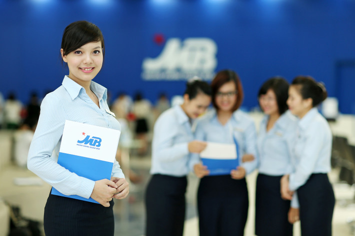 3 . MBBank Năm 2017, MBBank thu về tới 5.355 tỷ đồng lãi trước thuế, tăng 44%, thu nhập bình quân của người lao động cũng tăng thêm 5 triệu đồng, lên mức 26 triệu/tháng. Ảnh: Vietnam Bankers.