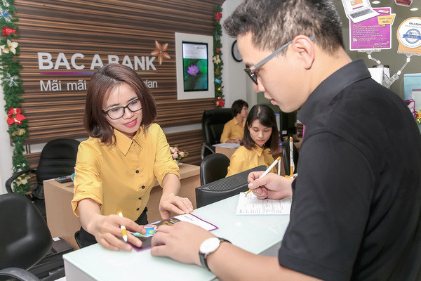 10. BacA Bank Theo báo cáo tài chính hợp nhất quý 2/2017, tại thời điểm cuối quý, BacA Bank có 1.518 người lao động. Với mức chi lương và phụ cấp đạt 107,5 tỷ đồng, trung bình, mỗi nhân viên BacA Bank nhận 70,8 triệu đồng/người/6 tháng, tương ứng 11,8 triệu đồng/người/tháng, giảm 4 triệu đồng/người/tháng. Ảnh: Internet.