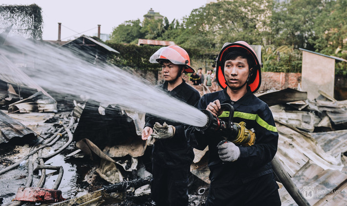 Tết đến cũng là quãng thời gian căng thẳng nhất với lực lượng PCCC do thời điểm này dễ xảy ra cháy nổ do sự bất cẩn của nhiều người dân khi thắp hương, đốt vàng mã trong dịp Tết. Vì vậy, cảnh sát PCCC luôn phải túc trực 24/24. Ảnh: Cảnh sát PCCC TP. Hà Nội.