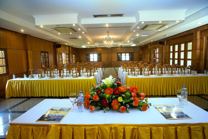 Chỉ cách trung tâm thành phố Quy Nhơn khoảng 1km, nằm cạnh biển có bãi tắm riêng cho khách. Ảnh: vi.hotels.com.