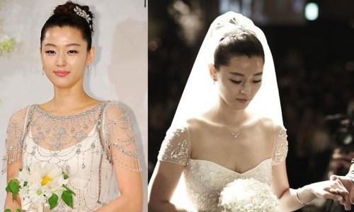 Nàng tiên cá Jun Ji Hyun chuẩn bị hai bộ váy trong ngày trọng đại. Một bộ được mặc khi xuất hiện trước truyền thông và một bộ mặc trong nghi lễ chính thức. Nữ diễn viên trông thật quyến rũ và tinh khôi trong chiếc váy cưới điệu đà với những hạt pha lê lấp lánh kết trên thân váy. Theo một nguồn tin, thiết kế này được đặt riêng từ nước ngoài và vừa được chuyển về qua đường hàng không. Cùng với bộ cánh đắt giá, "cô nàng ngổ ngáo" sẽ sử dụng nữ trang của thương hiệu danh tiếng Chaumet, Paris. Bộ váy cưới mặc trong hôn lễ đến từ thương hiệu Reem Acra có giá lên đến gần 80 triệu won (khoảng 1,6 tỉ đồng).