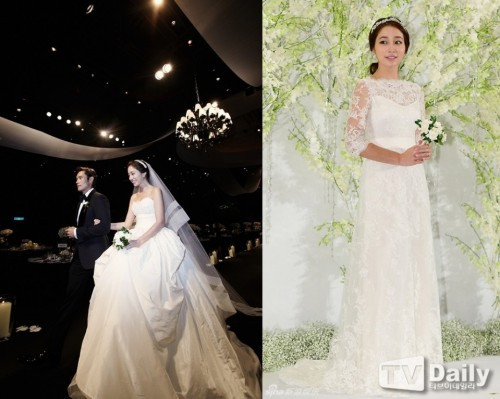 Bà xã Lee Byung Hun mặc hai chiếc váy đều đến từ thương hiệu nổi tiếng Marchesa. Hai chiếc váy được diễn viên Vườn sao băng chọn có style hoàn toàn khác nhau: một chiếc váy ren cổ thuyền dáng chữ A cho buổi họp báo ra mắt và váy cúp ngực có phần chân xòe cầu kỳ khi thực hiện hôn lễ. Theo thông tin tiết lộ, bộ váy cưới của Lee Min Jung có giá khoảng 50 triệu won (gần 1 tỉ đồng) (Ảnh: TV Daily)