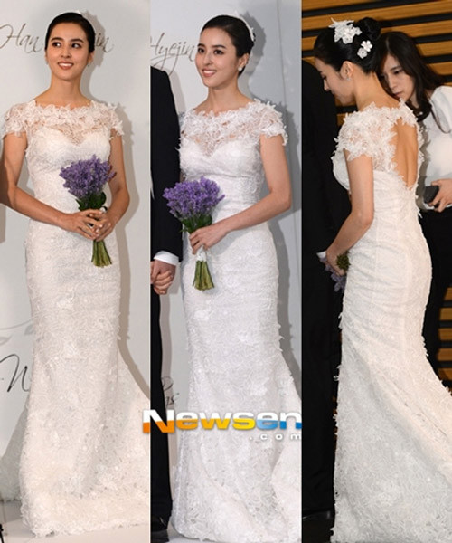 Han Hye Jin kết hôn với cầu thủ bóng đá Ki Sung Yeong. Váy cưới của cô đến từ thương hiệu Oscar de la Renta có giá khoảng 10.000 USD (hơn 200 triệu đồng). Khán giả dễ dàng nhận thấy cô dâu chỉ diện váy đuôi cá ngắn tay basic nhưng lại cực tôn dáng. Váy cưới của cô đến từ thương hiệu Oscar de la Renta có giá khoảng 10.000 USD (hơn 200 triệu đồng) (Ảnh: Newsen)