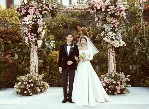 Ngày 31/10, đám cưới thế kỷ của cặp đôi nổi tiếng hàng đầu châu Á Song Joong Ki – Song Hye Kyo đã chính thức được diễn ta vào 4g chiều (giờ địa phương), tại một khách sạn Shilla. Nữ diễn viên xuất hiện trong chiếc đầm cưới màu trắng tinh khôi, thiết kế có hơi hướng cổ điển, đúng với phong cách từ trước đến này của cô dâu họ Song, xinh đẹp dịu dành, trang nhã và đơn giản với mái tóc búi cao, khăn voan trắng trùm đầu. Kiểu cách váy cưới của Song Hye Kyo khá đơn giản với tay áo dài kín đáo, đuôi váy dài gần hai mét. Váy cưới của cô dâu Song Hye Kyo thuộc thương hiệu Dior, được chính giám đốc sáng tạo Maria Grazia Chiuri thiết kế có giá 3 tỷ đồng.