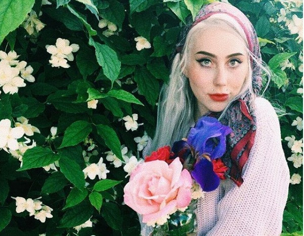 Những bức ảnh đời thường của Amethyst cũng đem lại cảm giác giống Lady Gaga đến kỳ lạ. 9X còn nói đùa rằng: "Nếu nhận được 1 USD cho mỗi lần có ai đó nói tôi giống Lady Gaga thì tôi giàu to rồi".