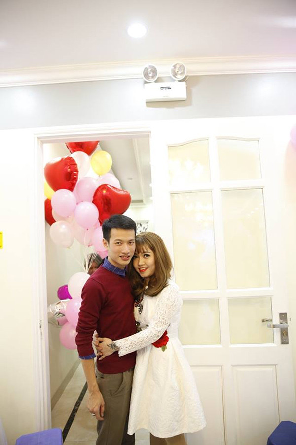 ... và tình yêu của cô cũng luôn ở bên, chăm sóc cô trong suốt buổi tiệc.