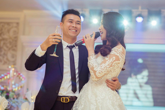 Phương Thảo là một cô gái xinh đẹp, vẻ đẹp hiện rõ ở gương mặt bầu bĩnh, phúc hậu, nụ cười rạng rỡ và cách ăn mặc giản dị. Phương Thảo cũng là một cô gái chịu thương, chịu khó, chí thú làm ăn, ngoài công việc ở một bệnh viện còn tranh thủ kinh doanh online. Chính những đức tính này đã quyến rũ hậu vệ tài năng của câu lạc bộ bóng đá Sông Lam Nghệ An – Thế Nhật.