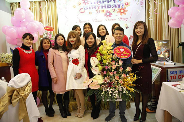 Tập thể giáo viên trường THCS Đông Dư (Gia Lâm, HN) cũng dành thời gian đến chung vui với cô.