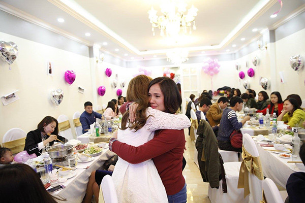 Những cái ôm ấm áp cùng lời chúc mừng sức khỏe bạn bè dành tặng cho cô gái không may mắn.