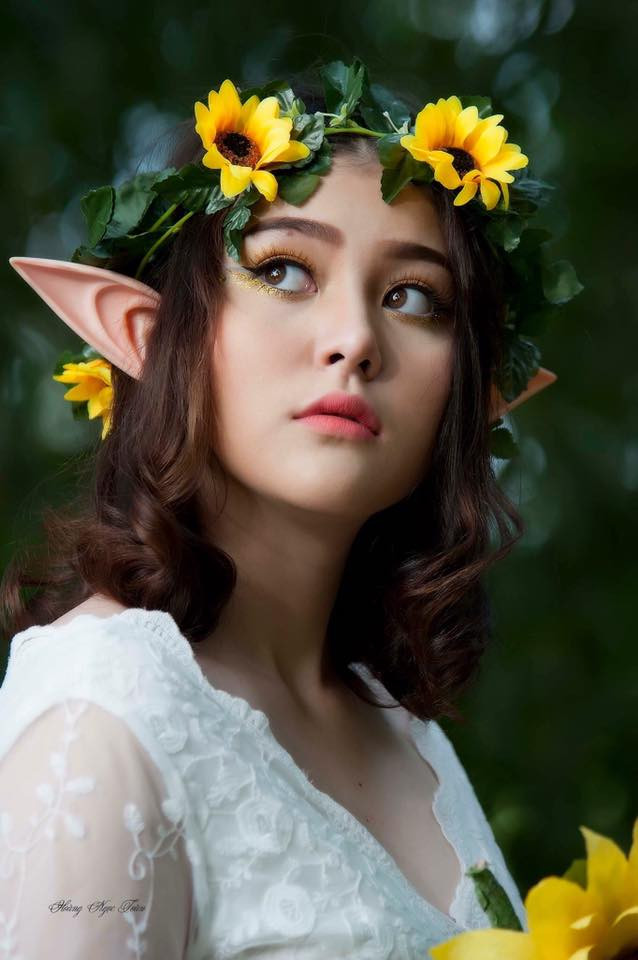 Mới đây, nữ sinh mang hai dòng máu Việt - Mỹ tiếp tục gây ấn tượng khi hóa thân thành "nàng yêu tinh" xinh đẹp hút hồn "lạc" giữa rừng sâu.