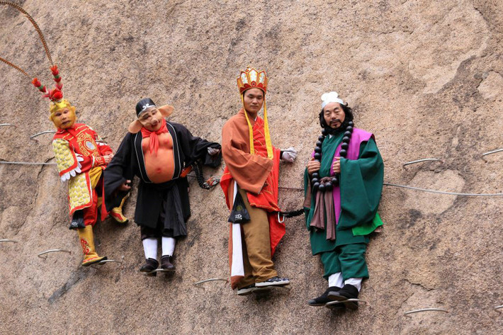 Để chúc phúc cho đôi trẻ, 4 thành viên trong ê-kíp chụp ảnh hóa trang thành 4 nhân vật chính - thầy trò Đường Tăng - trong phim Tây Du Ký và cùng leo lên vách núi hỗ trợ.
