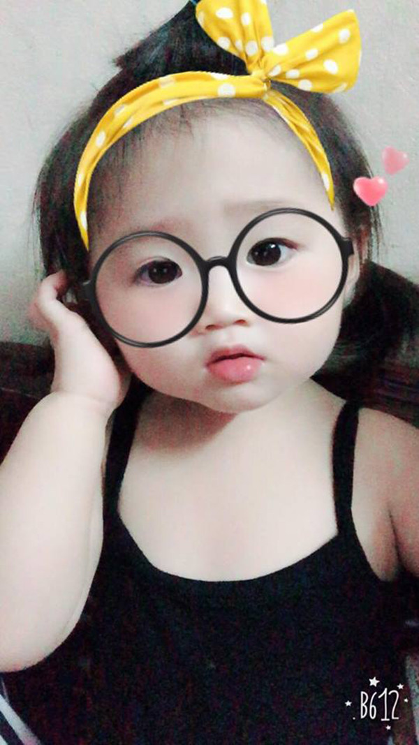 Về việc nhiều thành viên mạng cho rằng trò chơi này quá nguy hiểm với một đứa trẻ, nếu không cẩn thận có thể gây thương tích cho bé, vợ chồng Huyền giải thích rằng: 'Nếu xem kỹ có thể thấy chồng mình không dám xách bé quá cao mặt đất, trước đó cũng kiểm tra túi chắc chắn rồi mới cho con vào. Thêm nữa, khi xách lên, cổ của bé cũng được đưa ra ngoài, không đến mức thắt cổ chặt cứng như nhiều người bình luận'.