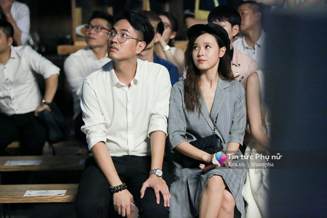 Cả hai chú tâm xem các màn trình diễn trên sân khấu.