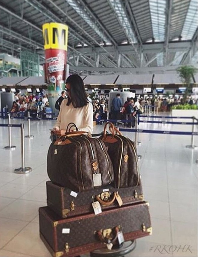 Du lịch kết hợp mua sắm là thú vui của giới con nhà giàu. Và thứ để đựng những món đồ mua được cũng phải là hàng hiệu. Ảnh: Instagram.