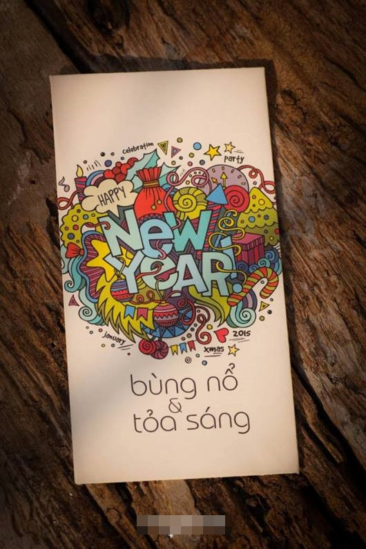 Thậm chí, trong vài năm trở lại đây thiết kế bao lì xì, thiệp Tết còn trở thành một công việc kiếm thêm thu nhập cho một số bạn trẻ. Theo chia sẻ của Vũ Thu Huyền, sinh viên Đại học Luật Hà Nội: "Mình đã thiết kế bao lì xì Tết để bán online được 3 năm nay rồi. Công việc này tuy không tạo ra thu nhập lớn nhưng nó cũng giúp mình có thêm chút ít tiền tiêu Tết. Nhưng quan trọng là mình được thỏa sức sáng tạo, thỏa sức viết, vẽ ra những điều mình thích trên một đồ vật mà 'Tết ai cũng thích' như vậy".