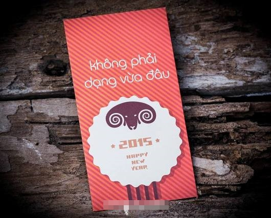 Cầm những bao lì xì vừa đẹp, vừa chất, vừa ngộ nghĩnh như thế này, chắc chắn các bạn trẻ sẽ cảm thấy vô cùng thích thú. Và sẽ càng đặc biệt hơn khi các sản phẩm này được làm ra từ chính bàn tay của các bạn. Những mẫu bao lì xì handmade như thế này dường như không bao giờ lỗi thời, có thể dùng qua nhiều năm với một số chỉnh sửa nhỏ về mặt thiết kế, trang trí bên ngoài.