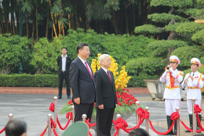 Hai nhà lãnh đạo Việt Nam - Trung Quốc bước lên bục danh dự để thực hiện nghi thức chào cờ, cử hành quốc ca hai nước, cùng lúc đó 21 phát đại bác ở Hoàng Thành Thăng Long đã được bắn.