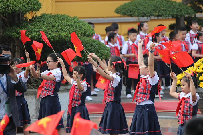 Đứng dọc hai bên là 200 cháu học sinh trường tiểu học Thăng Long (Hà Nội) cầm cờ hai nước Việt - Trung tung bay chuẩn bị chào đón Tổng Bí thư, Chủ tịch Trung Quốc Tập Cận Bình và đoàn ngoại giao Trung Quốc.