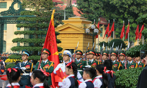 Lúc 15h50, tiêu binh dần bước vào phía bên trong khu vực nghi lễ.