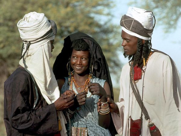 Ngoài ra, bộ lạc Wodaabe còn được biết đến với tên gọi "bộ lạc của sắc đẹp" bởi họ rất quan tâm tới sắc đẹp. Trong bộ lạc Wodaabe, đàn ông mới được coi là phái đẹp, có trách nhiệm thu hút phụ nữ. Nên ở đây, đàn ông mất nhiều thời gian hơn phụ nữ để chăm chút và làm đẹp cho bản thân.