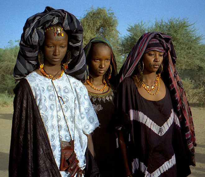 Phụ nữ đã kết hôn của bộ lạc Wodaabe đều có riêng một ngôi nhà, gọi là suudu, người phụ nữ cao tuổi nhất sẽ được xếp ở hướng cực Nam để bày tỏ sự kính trọng. Phụ nữ khi có thai sẽ rời nhà chồng để về nhà mẹ đẻ sống, ở lại cho đến khi con cai sữa. Trong giai đoạn này, họ sẽ không được có quan hệ thân mật với chồng.