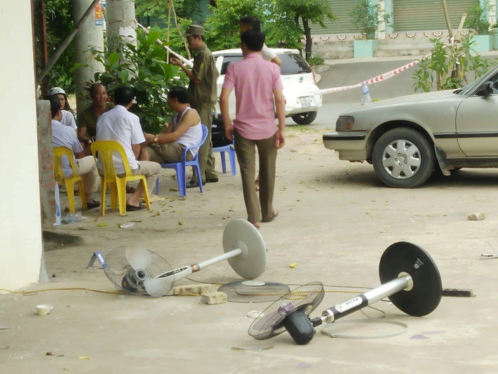 Một số vật dụng bên trong ngôi nhà như quạt cây, xoong... nằm ngổn ngang bên ngoài.