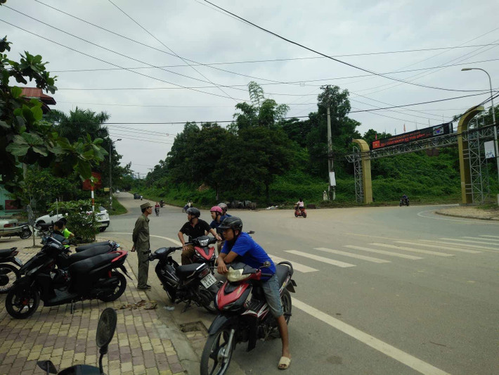 Thông tin thêm với PV Kiến Thức, lãnh đạo Công an tỉnh Hòa Bình cho biết, vụ nổ súng đang được Công an TP điều tra. Sáng nay, tỉnh cử cán bộ của Phòng xuống hỗ trợ.