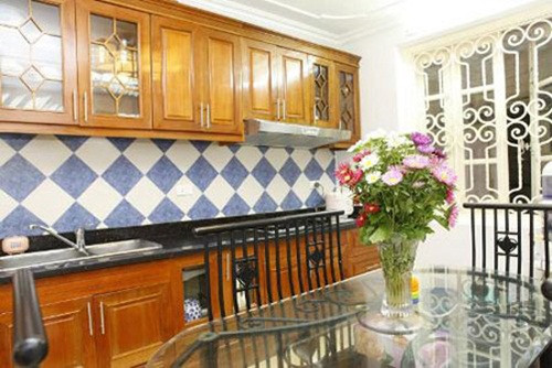 Gạch ốp xanh trắng là điểm nhấn trong khu bếp. Ảnh: Khám phá.