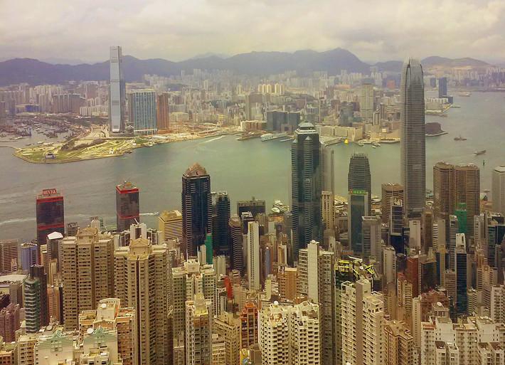 Trong nhiều năm, chính quyền Hong Kong theo chính sách bán cho đơn vị bỏ thầu cao nhất để đảm bảo nguồn thu ngân sách. Ảnh: Fool Singapore.