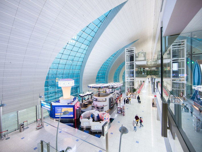 Sân bay quốc tế Dubai ghi nhận 88,2 triệu hành khách trong năm 2017. Sân bay nằm ở quận Al Garhoud và trải rộng trên diện tích 1.200 ha.