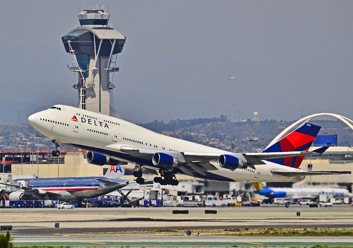 Sân bay quốc tế Los Angeles (84,6 triệu lượt khách) có 4 đường cất hạ cánh dài: 3382 m, 3135 m, 2720 m và 3382 m.