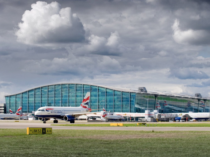 Sân bay quốc tế London Heathrow (78 triệu lượt khách) là sân bay nhộn nhịp nhất Vương quốc Anh, lớn nhất châu Âu.