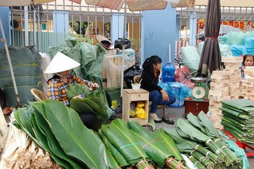 Phiên chợ lá dong tồn tại từ nửa thế kỷ nay và chỉ họp mỗi năm 1 lần, từ 20 tháng chạp đến 28 Tết âm lịch. Ảnh: Congan.