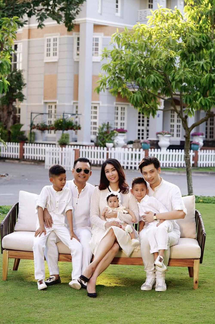 Hoa hậu Hà Kiều Anh sống hạnh phúc cùng người chồng thứ 2 và 3 nhóc tỳ đáng yêu trong một căn biệt thự vườn rộng rãi ở khu biệt thự quận 2, TP HCM. Ảnh: Dân Việt.