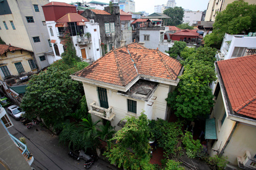 Vừa qua, UBND thành phố Hà Nội có văn bản trả lời ý kiến cử tri về cơ chế quản lý nhà công vụ, trong đó có biệt thự số 12 Nguyễn Chế Nghĩa (quận Hoàn Kiếm) nguyên Chủ tịch UBND TP Hoàng Văn Nghiên từng ở. Ảnh: Vietnamnet.