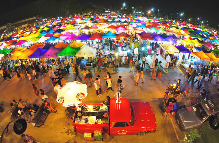 Chợ được xem là “thiên đường” của những người ưa các món đồ phong cách vintage, retro, đồ đã qua sử dụng và thậm chí đồ quý, hiếm. Ảnh: Fiditour.