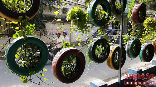 Việc tạo ra khu vườn treo bằng lốp ô tô không chỉ giúp căn nhà có một không gian mở, thông thoáng với bên ngoài...