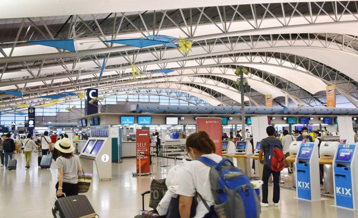 Điểm nhấn của trong kiến trúc của sân bay Kansai là sự sắp xếp với tầm nhìn không hạn chế trên mặt bằng nhờ vào sự liên tục giữa toà nhà chính với các cổng chờ. Ảnh: Japan Times.