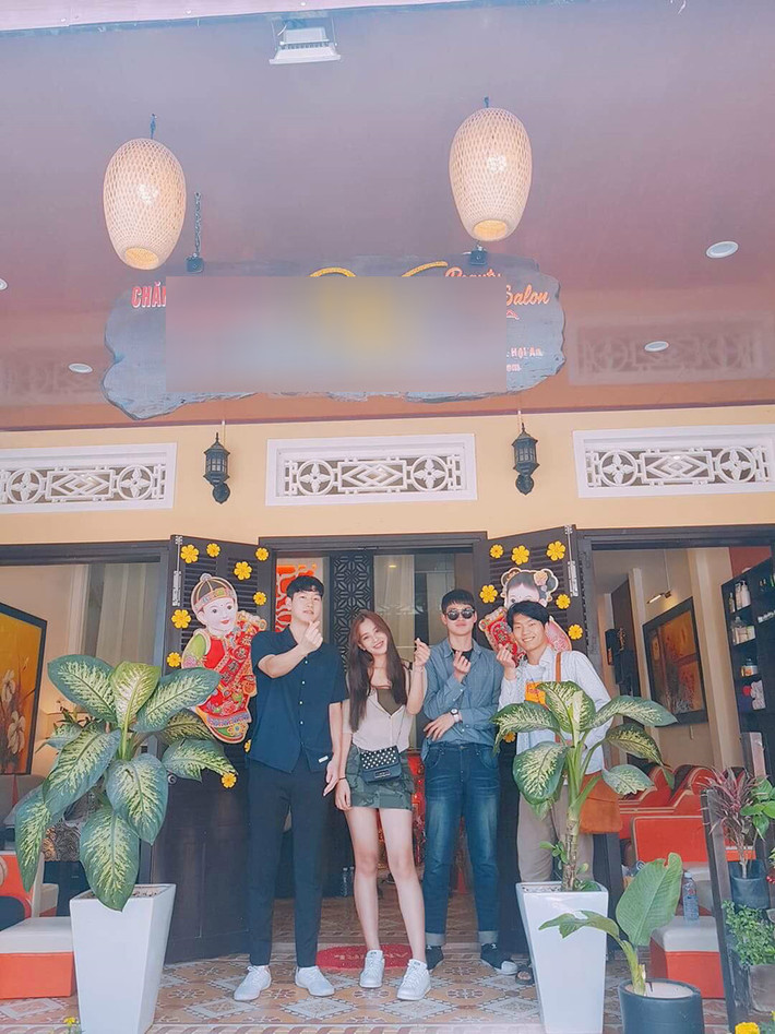 Hoa hậu Tiểu Vy từng rủ bạn bè về nhà chơi và chụp ảnh kỷ niệm trước ngôi nhà mặt phố của gia đình. Sau khi cô rời nhà lên TP.HCM học nốt 2 năm trung học, cha mẹ cô cải tạo nhà thành một cơ sở kinh doanh về làm đẹp.