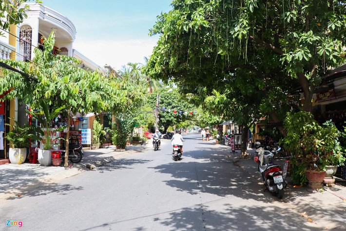 Con đường bên ngoài ngôi nhà của Tiểu Vy ngập tràn ánh nắng.